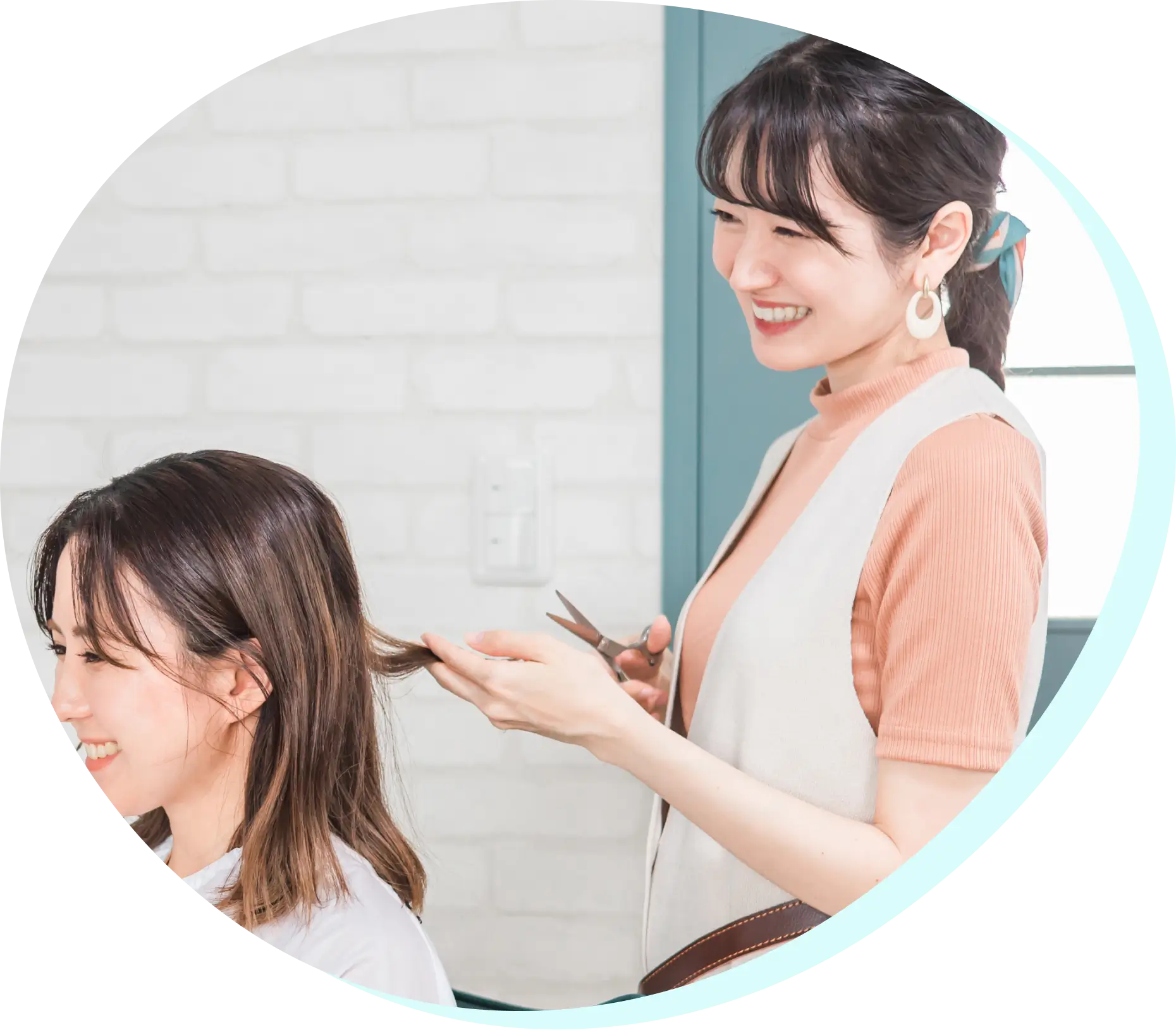女性美容師が施術している様子