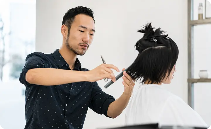 男性美容師が施術している様子